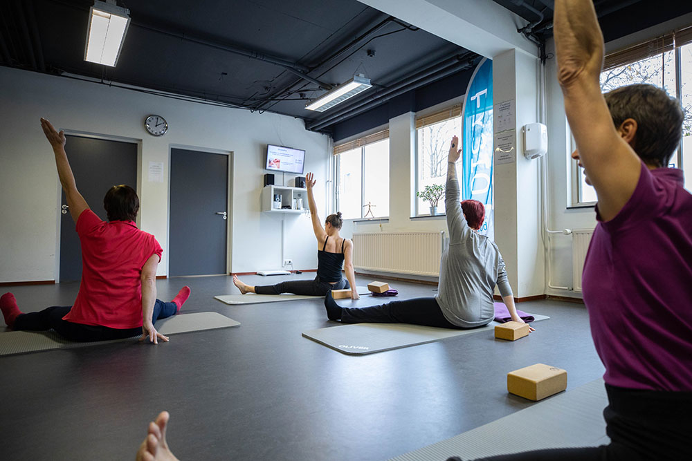 Yoga in fysiotherapie zaal in den haag